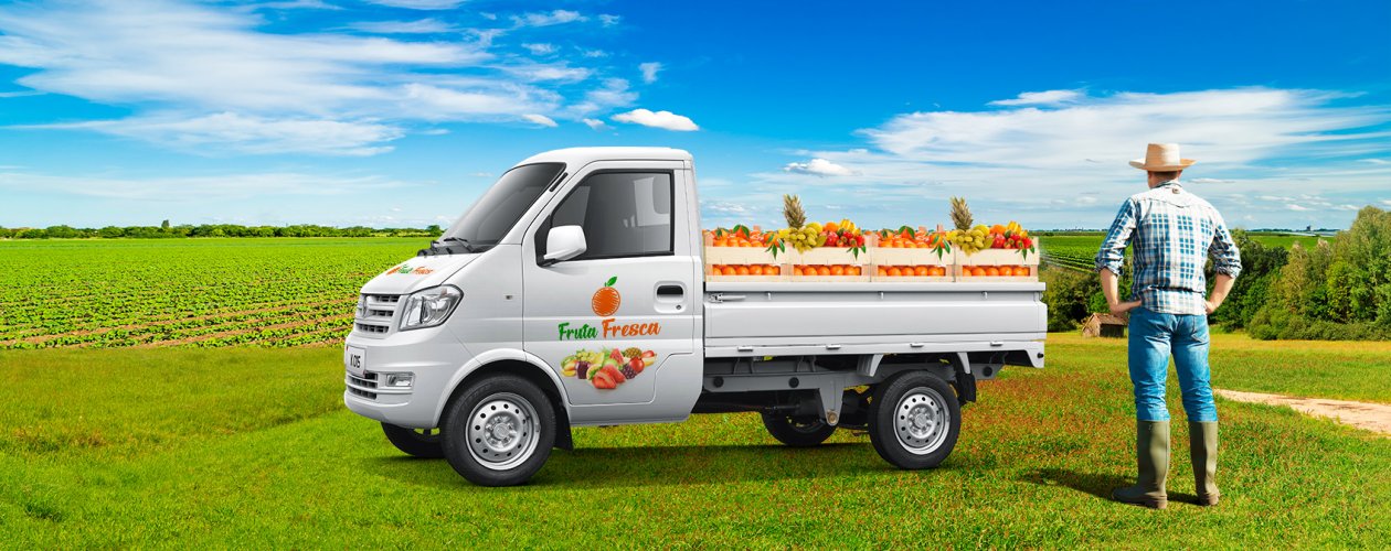 Vehículo comercial K01S Cabina Simple en zona rural como transporte de frutas