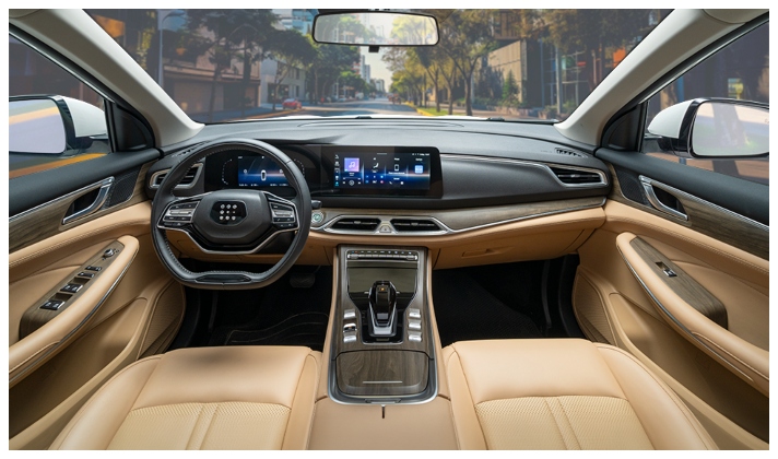 Vista interior de la SUV DFSK E5 Hibrida de los puestos delanteros y tablero de conducción.